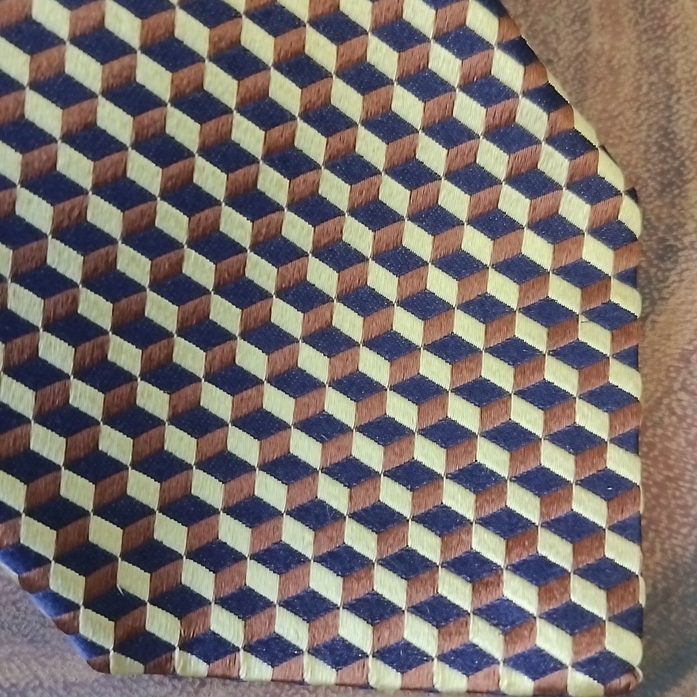 Zegna Geometric Cube Print Gold & Black w/Blue Hues Beautiful Men's Silk Tie - Picture 4 of 7